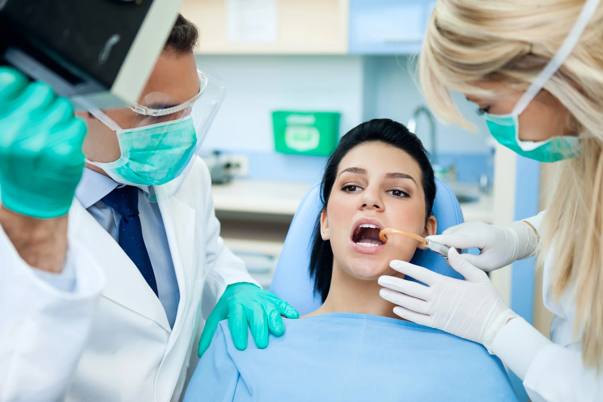 Patient-seeing-an-emergency-dentist